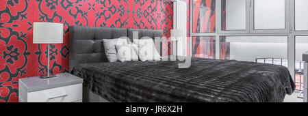 Fantaisie chambre avec lit double et noir et rouge fond d'ornement, panorama Banque D'Images
