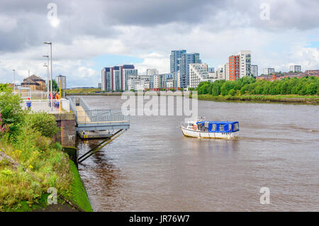 Glasgow, Ecosse, Royaume-Uni. 3 Août, 2017. Météo britannique. Les passagers qui attendent sur les rives de la rivière Clyde pour l'Govan Ferry pour les prendre à l'échelle de la Riverside Museum et Tall Ship, Glenlee, par un beau jour ensoleillé à intervalles réguliers et fréquents de fortes averses Crédit : Skully/Alamy Live News Banque D'Images