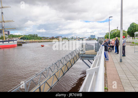 Glasgow, Ecosse, Royaume-Uni. 3 Août, 2017. Météo britannique. Les passagers qui attendent sur les rives de la rivière Clyde pour l'Govan Ferry pour les prendre à l'échelle de la Riverside Museum et Tall Ship, Glenlee, par un beau jour ensoleillé à intervalles réguliers et fréquents de fortes averses Crédit : Skully/Alamy Live News Banque D'Images