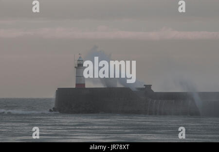 Newlaven, East Sussex, Royaume-Uni. 3 août 2017. Le vent éclate à plus de 40 km/h et fait monter les vagues sur la côte sud. Banque D'Images