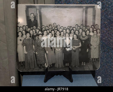 Alton, Illinois, USA. 06Th Aug, 2017. Une partie d'une exposition sur Robert Wardlow, l'homme le plus grand du monde à 8'11'', à l'Alton Musée d'histoire et d'Art. Né en 1918 à Alton, Wardlow était un géant de l'hypophyse qui, à l'âge de neuf ans, était déjà 6 pieds 2. Il a brièvement rejoint le cirque Ringling Bros Circus, et il a été un ambassadeur de bonne volonté pour l'International Shoe Company wihich lui a fourni sa taille 37 chaussures, mais sa taille à l'origine de nombreux problèmes médicaux et il est mort en 1940 d'une infection causée par une ampoule sur son pied. Crédit : Brian Cahn/ZUMA/Alamy Fil Live News Banque D'Images
