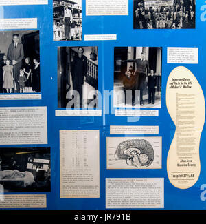 Alton, Illinois, USA. 06Th Aug, 2017. Détail d'une exposition sur Robert Wardlow, l'homme le plus grand du monde à 8'11'', à l'Alton Musée d'histoire et d'Art. Né en 1918 à Alton, Wardlow était un géant de l'hypophyse qui, à l'âge de neuf ans, était déjà 6 pieds 2. Il a brièvement rejoint le cirque Ringling Bros Circus, et il a été un ambassadeur de bonne volonté pour l'International Shoe Company wihich lui a fourni sa taille 37 chaussures, mais sa taille à l'origine de nombreux problèmes médicaux et il est mort en 1940 d'une infection causée par une ampoule sur son pied. Crédit : Brian Cahn/ZUMA/Alamy Fil Live News Banque D'Images