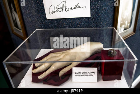 Alton, Illinois, USA. 06Th Aug, 2017. Détail d'une exposition sur Robert Wardlow, l'homme le plus grand du monde à 8'11'', à l'Alton Musée d'histoire et d'Art. Né en 1918 à Alton, Wardlow était un géant de l'hypophyse qui, à l'âge de neuf ans, était déjà 6 pieds 2. Il a brièvement rejoint le cirque Ringling Bros Circus, et il a été un ambassadeur de bonne volonté pour l'International Shoe Company wihich lui a fourni sa taille 37 chaussures, mais sa taille à l'origine de nombreux problèmes médicaux et il est mort en 1940 d'une infection causée par une ampoule sur son pied. Crédit : Brian Cahn/ZUMA/Alamy Fil Live News Banque D'Images