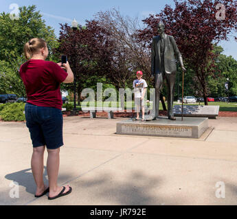 Alton, Illinois, USA. 06Th Aug, 2017. Une statue de Robert Wardlow, l'homme le plus grand du monde à 8'11'', à Alton, Illinois, une petite ville sur la rivière Mississippi. Né en 1918 à Alton, Wardlow était un géant de l'hypophyse qui, à l'âge de neuf ans, était déjà 6 pieds 2. Il a brièvement rejoint le cirque Ringling Bros Circus, et il a été un ambassadeur de bonne volonté pour l'International Shoe Company wihich lui a fourni sa taille 37 chaussures, mais sa taille à l'origine de nombreux problèmes médicaux et il est mort en 1940 d'une infection causée par une ampoule sur son pied. Crédit : Brian Cahn/ZUMA/Alamy Fil Live News Banque D'Images