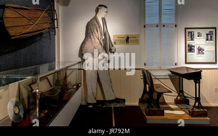 Alton, Illinois, USA. 06Th Aug, 2017. Détail d'une exposition sur Robert Wardlow, l'homme le plus grand du monde à 8'11'', à l'Alton Musée d'histoire et d'Art. Né en 1918 à Alton, Wardlow était un géant de l'hypophyse qui, à l'âge de neuf ans, était déjà 6 pieds 2. Il a brièvement rejoint le cirque Ringling Bros Circus, et il a été un ambassadeur de bonne volonté pour l'International Shoe Company wihich lui a fourni sa taille 37 chaussures, mais sa taille à l'origine de nombreux problèmes médicaux et il est mort en 1940 d'une infection causée par une ampoule sur son pied. Crédit : Brian Cahn/ZUMA/Alamy Fil Live News Banque D'Images