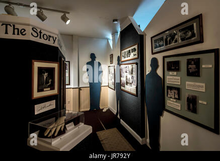 Alton, Illinois, USA. 06Th Aug, 2017. Détail d'une exposition sur Robert Wardlow, l'homme le plus grand du monde à 8'11'', à l'Alton Musée d'histoire et d'Art. Né en 1918 à Alton, Wardlow était un géant de l'hypophyse qui, à l'âge de neuf ans, était déjà 6 pieds 2. Il a brièvement rejoint le cirque Ringling Bros Circus, et il a été un ambassadeur de bonne volonté pour l'International Shoe Company wihich lui a fourni sa taille 37 chaussures, mais sa taille à l'origine de nombreux problèmes médicaux et il est mort en 1940 d'une infection causée par une ampoule sur son pied. Crédit : Brian Cahn/ZUMA/Alamy Fil Live News Banque D'Images