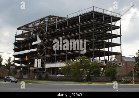 College Park, MD, USA. 3e août, 2017. Le Brendan Iribe Center for Computer Science et innovation, en construction près des coins de la Route 1 et Campus Drive, et Campus Drive et Paint Branch Drive sur le campus de l'Université du Maryland à College Park, MD.Photo prise d'un peu hors du campus à l'intersection de Campus Drive et Route 1.Plus tôt dans la journée, il a été signalé qu'un travailleur de la construction est tombé d'un étage supérieur du bâtiment. Credit : Evan Golub/ZUMA/Alamy Fil Live News Banque D'Images