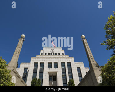 Vancouver, Colombie-Britannique, Canada. 4 juillet, 2017. Un faible angle de vue de la Vancouver city hall Art déco. Construction du bâtiment a été commencé et achevé en 1936. Credit : Bayne Stanley/ZUMA/Alamy Fil Live News Banque D'Images