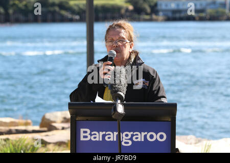 Sydney, Australie. 4 août 2017. Photo : Ann Weldon de la région métropolitaine Conseil foncier autochtone locale donne la bienvenue à 'Pays'. Sculpture à Barangaroo, présenté en partenariat avec l'autorité chargée de la livraison et la Sculpture Barangaroo par la mer, a son lancement médiatique sur à Barangaroo réserver. Le lancement a fourni un premier regard sur l'exposition de cette année à la plus spectaculaire de Sydney Harbour Foreshore réserver. Crédit : Richard Milnes/Alamy Live News Banque D'Images