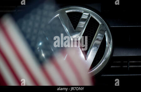 Dresde, Allemagne. 28 Juin, 2016. Fichier - une archive photo de VW-Logo qui brille à travers un drapeau américain à Dresde, Allemagne, 28 juin 2016. Photo : Arno Burgi/dpa-Zentralbild/dpa/Alamy Live News Banque D'Images