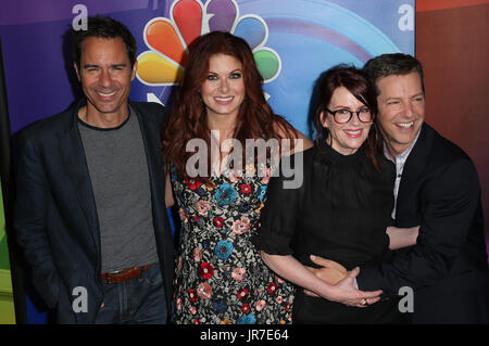 Los Angeles, CA - août 03 : Eric McCormack, Debra Messing, Megan Mullally, Sean Hayes, à l'été 2017 TCA Tour - NBC Press Tour au Beverly Hilton Hotel en Californie le 03 août, 2017. Credit : FS/MediaPunch Banque D'Images