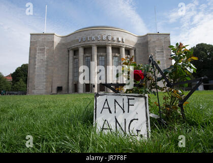 Berlin, Allemagne. 4e août, 2017. Des fleurs, une star et signe sont rappelant le 'Raeuberrad'. brigand roue) sculpture qui se tenait en face du théâtre, jusqu'à récemment à Berlin, Allemagne, 4 août 2017. Photo : Paul Zinken/dpa/Alamy Live News Banque D'Images