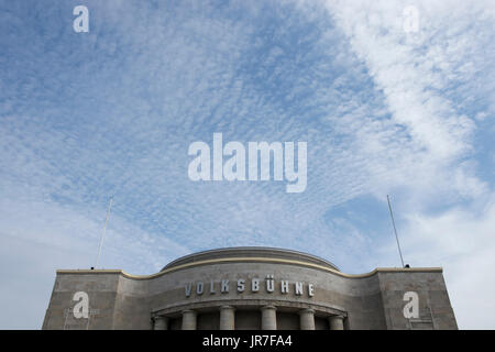 Berlin, Allemagne. 4e août, 2017. 'Volksbuehne' est écrit en grosses lettres à l'entrée principale du théâtre à Berlin, Allemagne, 4 août 2017. Photo : Paul Zinken/dpa/Alamy Live News Banque D'Images