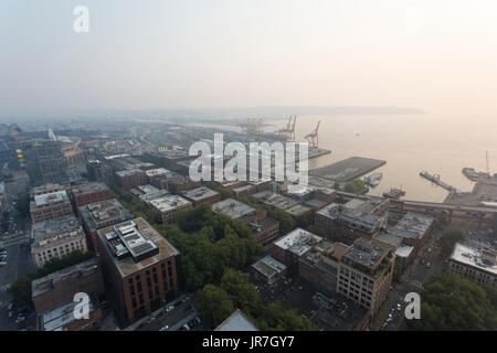 Seattle, États-Unis. 06Th Aug, 2017. Seattle, Washington : Le port de Seattle est masqué comme les feux de friches au Canada manteau Downtown Seattle en brume épaisse et la fumée. La réduction de la qualité associée à une chaleur étouffante a causé une mauvaise évaluation de la qualité de l'air dans la région. Crédit : Paul Christian Gordon/Alamy Live News Banque D'Images