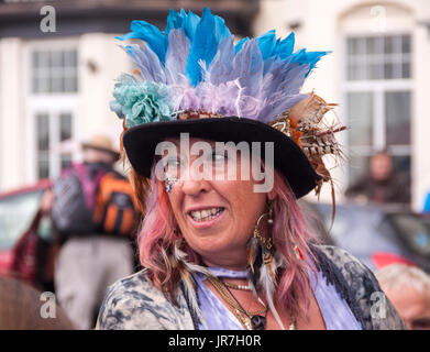 La ville de Sidmouth, Devon, UK. 4e août, 2017. La ville de Sidmouth Folk Festival Semaine attire les visiteurs du monde entier. La folk festival a été lancé en 1955, attire des dizaines de milliers de visiteurs, et, plus de 700 événements avant le concert final le 11 août. Credit : Sud Ouest Photos/Alamy Live News Banque D'Images