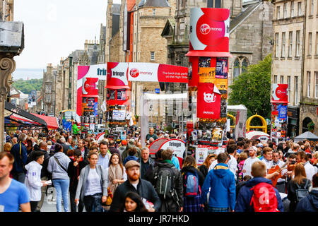 Edinburgh, Royaume-Uni. 4e août, 2017. Le 70e Festival Edinburgh Fringe, le plus grand Festival des arts annuel a commencé aujourd'hui avec des amuseurs publics et des actes de théâtre du monde entier d'effectuer le long de la Royal Mile et d'autres lieux de la ville et souvent ces actes impliquent le public dans leurs spectacles gratuits. Credit : Findlay/Alamy Live News Banque D'Images