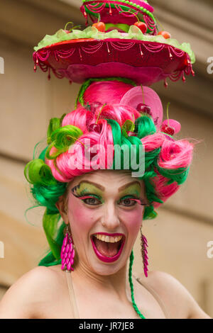 Stockton-on-Tees, Angleterre. Vendredi 4 Août, 2017. L'une des deux dames, gâteau à base de Bristol artistes, d'effectuer une marche sur échasses chorégraphiés. Crédit : Andrew Nicholson/Alamy Live News Banque D'Images