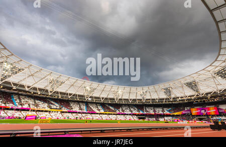 Londres, Royaume-Uni. Le 04 août, 2017. Londres, 2017-août-04. Ciel menaçant avant les Championnats du monde IAAF 2017 à Londres. Crédit : Paul Davey/Alamy Live News Banque D'Images