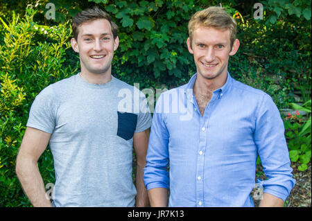 Ahakista, West Cork, Irlande. 4e août, 2017. Les rameurs olympiques Gary et Paul O'Donovan à l'ouverture d'Ahakista août Festival. Credit : Andy Gibson/Alamy Live News. Banque D'Images