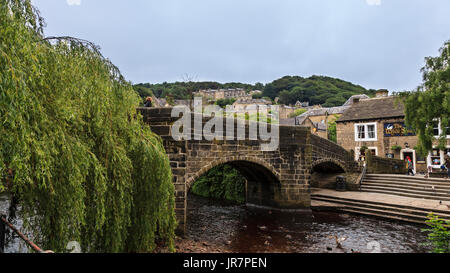 L'ancien pont à cheval dans le centre de Hebden Bridge, West Yorkshire, Royaume-Uni Banque D'Images