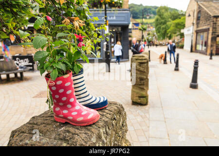 Bottes Wellington utilisé était de pots à Hebden Bridge, West Yorkshire, Royaume-Uni Banque D'Images