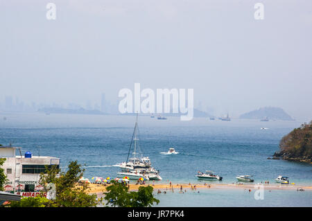 Les bateaux de plaisance et yachts autour de l'île de Taboga aussi connu comme l'île aux fleurs est une destination touristique dans le Golfe de Panama Banque D'Images