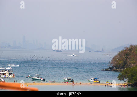 Les bateaux de plaisance et yachts autour de l'île de Taboga aussi connu comme l'île aux fleurs est une destination touristique dans le Golfe de Panama Banque D'Images