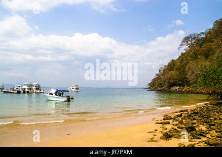 Les bateaux de plaisance et yachts autour de l'île de Taboga aussi connu comme l'île aux fleurs est une destination touristique dans le Golfe de Panama Banque D'Images