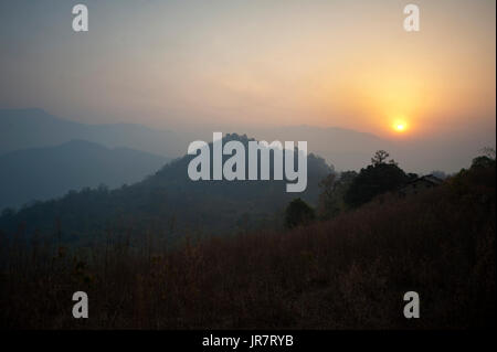 Tôt le matin, près de maison abandonnée à Thak village. Thak village a été rendu célèbre par Jim Corbett dans son livre Maneaters de Kumaon, Uttarakhand, Inde Banque D'Images