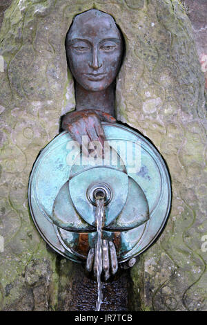 Le Malvhina la sculpture et la tuyère d'eau potable publique à Great Malvern Banque D'Images