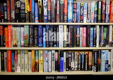 Des livres de poche d'occasion sur des étagères dans un magasin à Chapelle St Leonards, Lincolnshire Banque D'Images