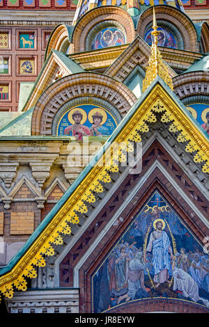 Détails façade de Sauveur sur le Sang Versé cathédrale avec ses dômes dorés et de l'architecture caractéristique de Saint-Pétersbourg, Russie Banque D'Images