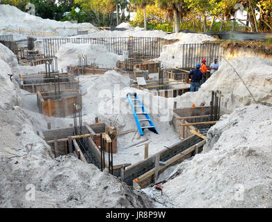 Des fouilles profondes avec des barres d'armature en acier enterrées et des formes de boîte à remplir avec du béton armé ont été nécessaires pour soutenir une grande maison construite sur un sol sablonneux sur une île barrière le long du golfe du Mexique à Sarasota, Floride, États-Unis. Au départ, une tarière a été utilisée pour forer des dizaines de grands trous à une profondeur de 65 pieds (20 mètres) pour atteindre le substrat rocheux qui soutiendraient les pilages en béton coulé renforcé d'acier qui ont rempli ces trous. Banque D'Images