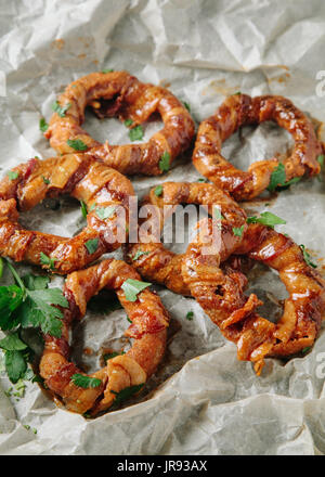 Bacon enveloppé d'oignons Banque D'Images