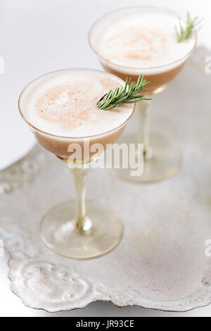 Crémeux chocolat cocktails garnished with rosemary Banque D'Images