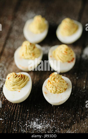 Oeufs farcis de base garnie de paprika Banque D'Images