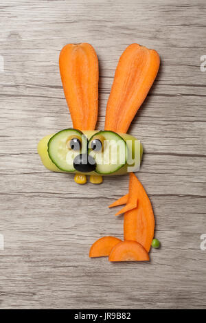 Amusant lapin légumes faite sur planche de bois Banque D'Images