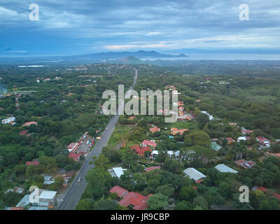 Route de la ville de Managua au Nicaragua. L'autoroute sur l'Amérique centrale vue aérienne du paysage Banque D'Images