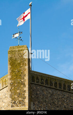 Le pavillon de St George sur la tour de l'église à Orford,Suffolk. Banque D'Images