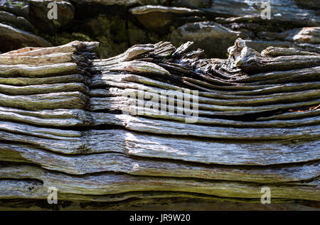 Old weathered solive en bois ancienne ferme en ruine Banque D'Images