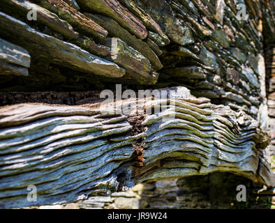 Old weathered solive en bois ancienne ferme en ruine Banque D'Images