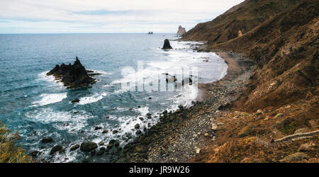 Vue panoramique vue aérienne de la plage Benijo sauvages avec de grosses vagues et du sable noir sur la côte nord de l'île de Ténérife, Espagne Banque D'Images