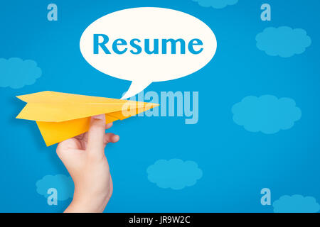 Hand holding paper plane avec texte du cv en bulle sur fond bleu Banque D'Images