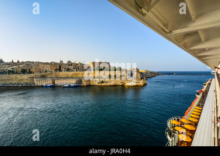 Au départ le port de croisière sur un voilier au large de la ville de La Valette sur l'île de Malte en Méditerranée un jour d'été Banque D'Images