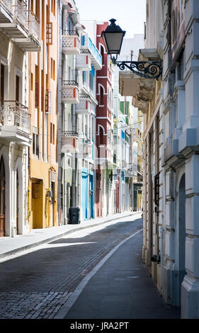 Une rue typique de la vieille ville de San Juan, Puerto Rico Banque D'Images