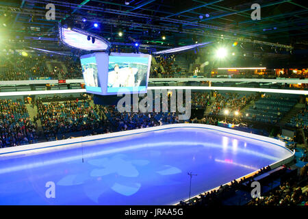 Fugure le patinage et hockey stadium avec les spectateurs Banque D'Images