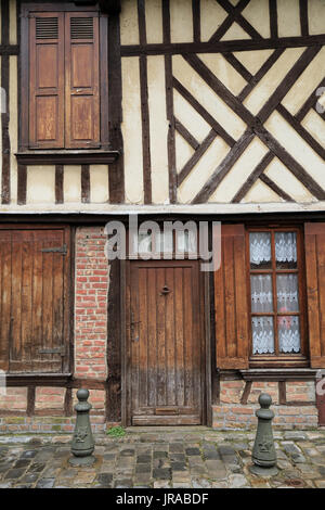 Portes et fenêtres à volets sur la moitié bâtiment à colombages, rue motte, Amiens, somme, hauts de france, france Banque D'Images