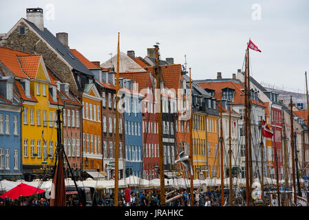 Nyhavn un front de 17e siècle, canal et de divertissement à Copenhague, Danemark Banque D'Images