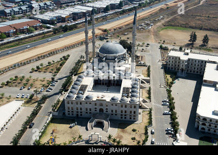 JOHANNESBURG, AFRIQUE DU SUD - 24 septembre 2016 : Vue aérienne de l'Nizamiye Masjid Banque D'Images