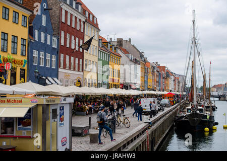 Nyhavn un front de 17e siècle, canal et de divertissement à Copenhague, Danemark Banque D'Images